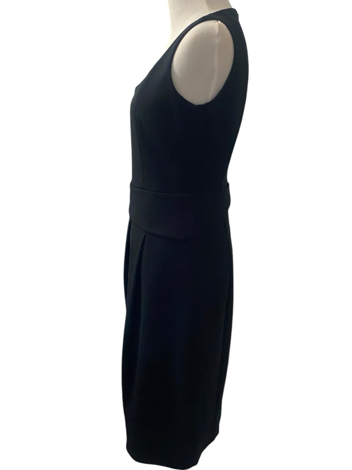 Akris Punto Black Stunning Fit Peplum Waisted Knew Length w/Right Pocket Small